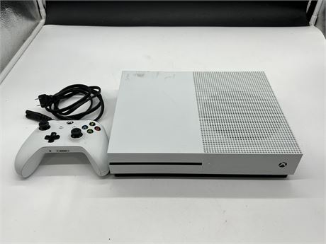 XBOX ONE S W/CONTROLLER - WORKS