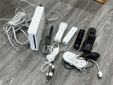 NINTENDO WII CONSOLE W/CONTROLLERS & ACCESSORIES- WORKS