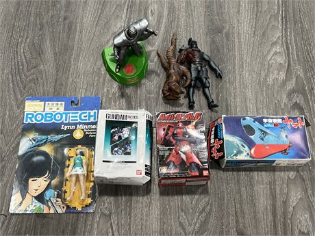 LOT OF FIGURES / COLLECTABLES - BANDAI, ETC
