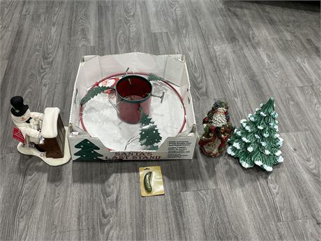 LOT OF MISC CHRISTMAS DECORATIONS INCL: TREE STAND, ORNAMENTS, ETC