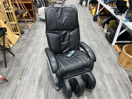 DELUXE MASSAGE CHAIR - ALL FUNCTIONS WORK GREAT