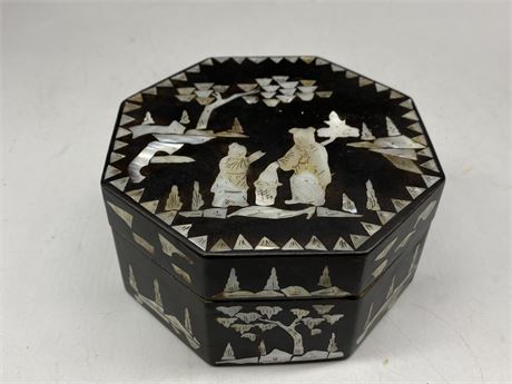 ANTIQUE 1990s CHINESE BOX W/ MOTHER OF PEARL INLAY (5.5” wide)