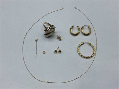 LOT OF SCRAP GOLD INCLUDING 18K RING MISSING 2 OPALS (4.7 GRAMS)
