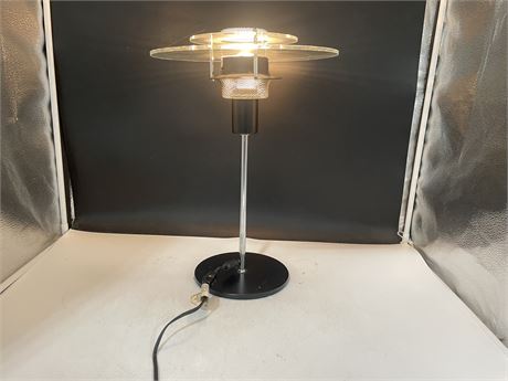 VINTAGE TABLE LAMP 17”
