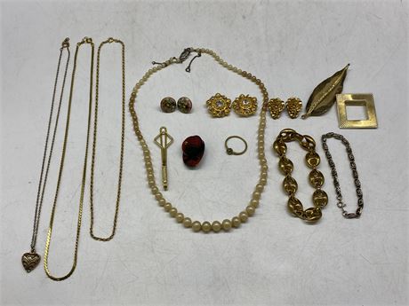 LOT OF VINTAGE JEWELRY (LONGEST NECKLACE IS 20”)