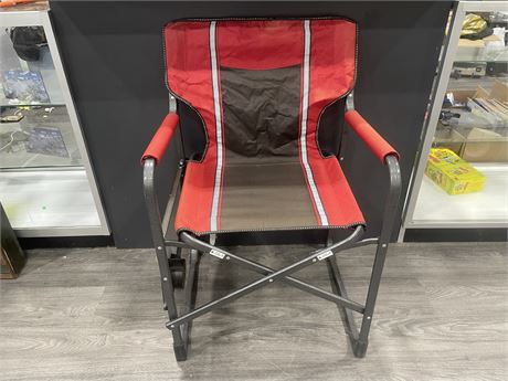 FOLDING CAMPING CHAIR WITH ATTACHED TABLE