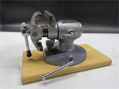 SMALL BENCH VICE(7” x 4”)