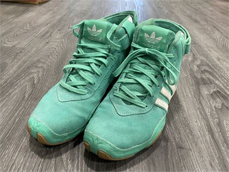 TURQUOISE GOOD YEAR WOMENS ADIDAS SHOES - SIZE 6