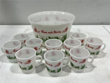 VINTAGE MILK GLASS TOM & JERRY PUNCH BOWL W/10 CUPS