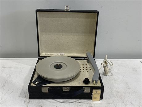 VINTAGE RCA VICTOR PORTABLE RECORD PLAYER (12” WIDE)
