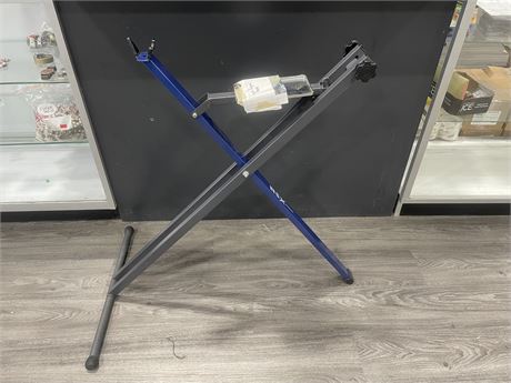 Urban Auctions - MINOURA RSX BIKE REPAIR STAND