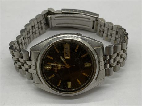 SEIKO 5 AUTOMATIC 7009-3040 WATCH (SCRATCHED CRYSTAL - WORKING)