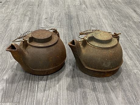 2 VINTAGE CAST IRON CAMPING KETTLES
