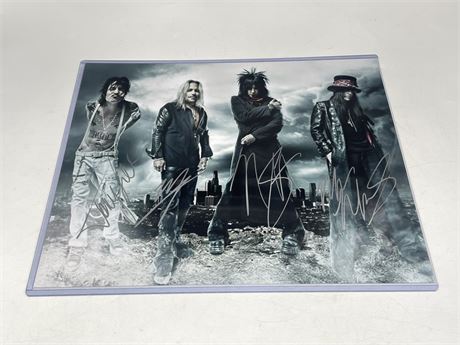 MOTOEY CRÜE FULL BAND SIGNED PICTURE 11”x14”