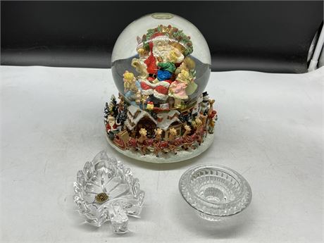 LARGE XMAS MUSICAL SNOWGLOBE & 2 GLASS PIECES