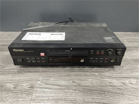 PIONEER CD PLAYER RECORDER - PLAYS CD-R