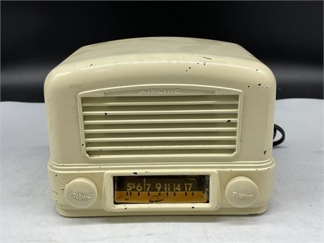 1947 MONTGOMERY - WARDS AIRLINE AM RADIO WORKING (7.5”X5.5”)