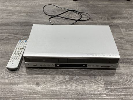DVD / VHS PLAYER W/REMOTE (UNTESTED)