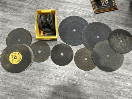 LOT OF GRINDING / CUTTING DISKS