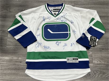 TEAM SIGNED VANCOUVER CANUCKS JERSEY SIZE M