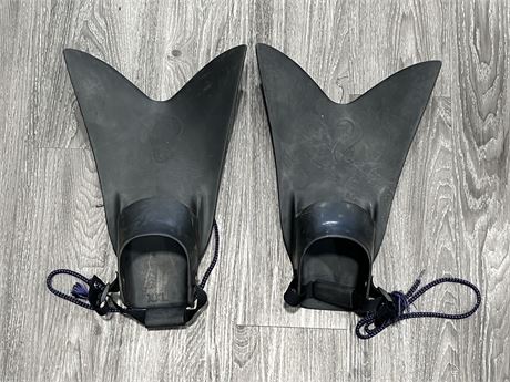 PAIR OF FORCE FIN REVERSE THRUST FLIPPERS