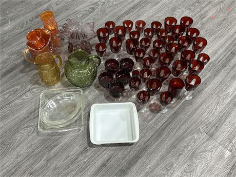 LARGE LOT OF COLOURED GLASSWARE/PYREX