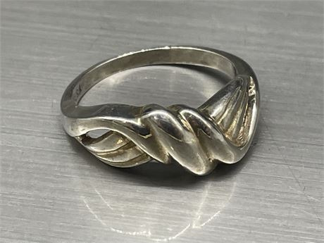 STERLING SILVER RING WITH WAVE DESIGN - 52.6