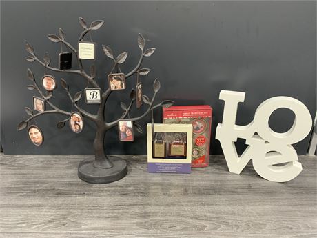 FAMILY TREE & LOVE SIGN W/HANGING PHOTO ORNAMENTS