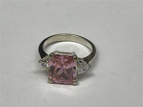 925 STERLING MMJ CRYSTAL PINK RECTANGLE STONE W/ 2 CLEAR HEARTS RING - SIZE 6.75