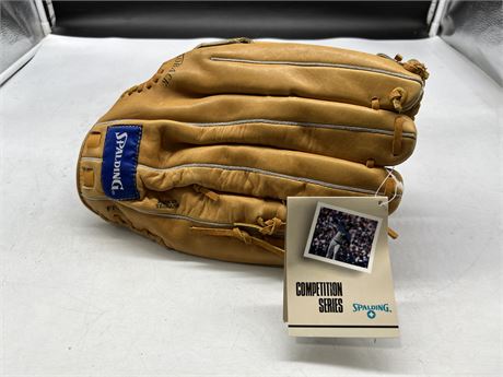 (NEW) SPALDING RIGHT HANDED LEATHER BASEBALL GLOVE
