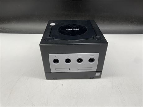 NINTENDO GAMECUBE CONSOLE ONLY (POWERS UP BUT ONLY READS DISC AFTER WARMING UP)
