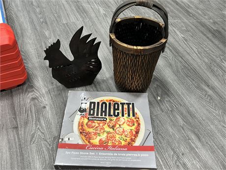 (NEW) 3 PCE PIZZA STONE SET, METAL TEA LIGHT ROOSTER & BAMBOO BASKET
