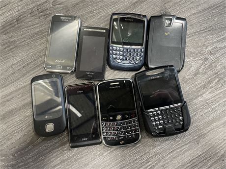 LOT OF 8 OLD PHONES BLACKBERRY, SHOW, ETC