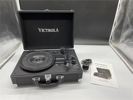 VICTORIA PORTABLE TURNTABLE W/ BUILT IN SPEAKERS & BLUE TOOTH