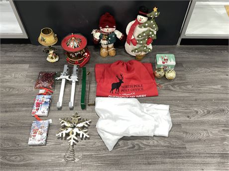 LOT OF CHRISTMAS DECOR - LIKE NEW CONDITION- MOVIE PROPS