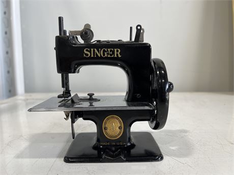 EARLY MINIATURE SINGER SEWING MACHINE - 6”