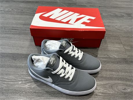 NEW NIKE GREY SNEAKERS - SIZE 7