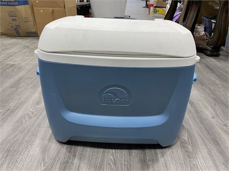 55 LITRE IGLOO COOLER WITH WHEELS + EXTENDABLE HANDLE