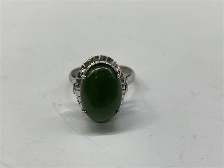 STAMPED 18K WHITE GOLD W. BC JADE WOMANS RING