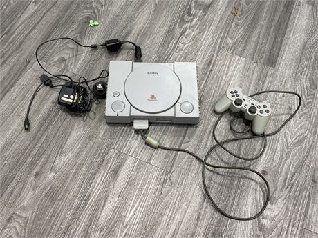 PLAYSTATION 1 CONSOLE W/CONTROLLER (Missing main power cord)