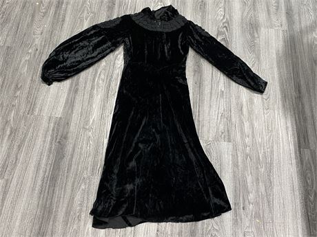 EARLY 1900s BLACK VELVET DRESS CIRCA 1910-20