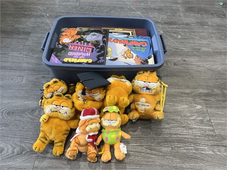 LARGE LOT OF VINTAGE GARFIELD STUFFIES & BOOKS