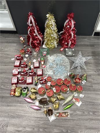 LARGE LOT OF CHRISTMAS DECOR / DECORATIONS *MAJORITY NEW W/ TAGS*