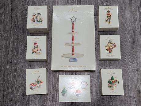 7 2006 HALLMARK MERRY BAKERS ORNAMENTS + DISPLAY STAND