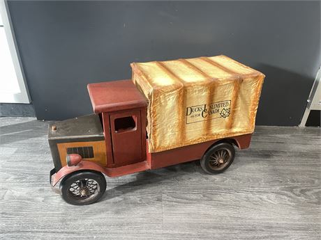 VERY LARGE VINTAGE STYLE WOOD & METAL TRUCK (2FT x 1FT)