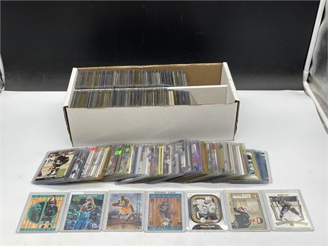 FLAT OF MISC SPORTS CARDS IN TOP LOADERS