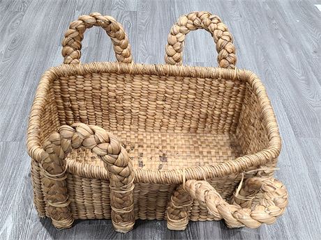 LARGE HEAVY WOVEN HANDED BASKET (25"x17"dm - 10"height)