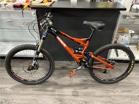 DUAL SUSPENSION SPECIALIZED DOWNHILL BIKE - GREAT WORKING CONDITION