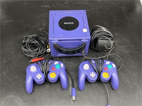 GAMECUBE & 2 CONTROLLERS (Turns on)