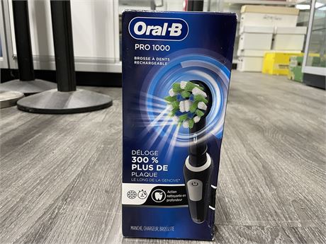 NEW ORAL-B PRO 1000 ELECTRIC RECHARGEABLE TOOTHBRUSH